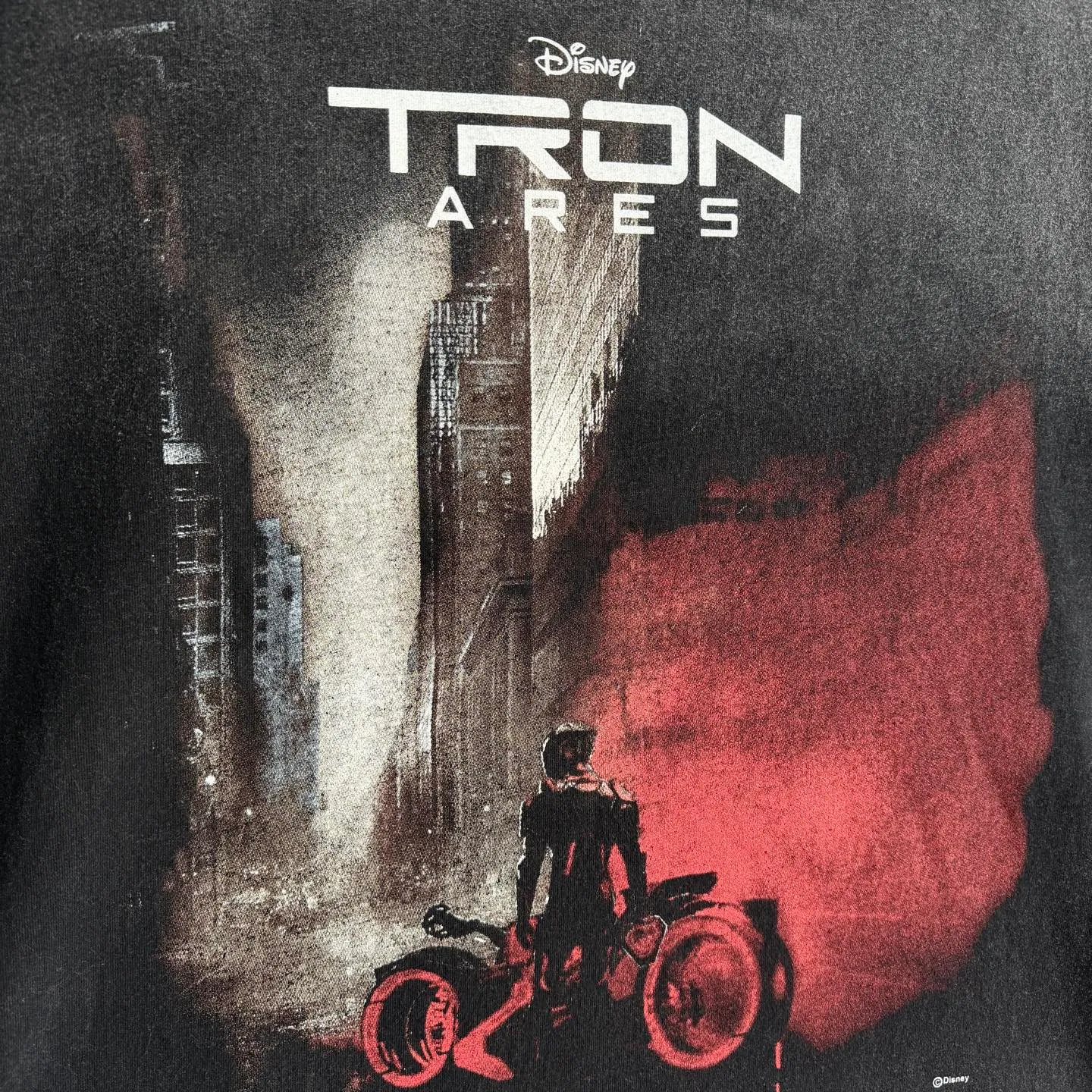 P138 # CTS-107 Saint 26SS "TRON ARES God of War Ares" limited edition. 260g heavyweight pure cotton fabric after washing. Retro single-stitch heaven and earth stitch technology + sandblasting and yeast washing to fade + hand-cut ribs. Size: S M L XL Customized 260g gram weight 100% cotton special washed fabric that is consistent with the original. With the blessing of imitation sun-drying, heavy sandblasting and fading + edge grinding + Assute fermentation and washing, the cotton feel on the surface of the fabric is well presented. Both the texture and feel are ceiling level. After the ready-made garments undergo a series of heavy washing and distressing processes, the retro and high-end sense of the entire garment is directly to the top. The garment making process of the entire garment adopts Saint The most common and complex single-needle sewing process (commonly known as single-thread heaven and earth stitch) among vintage vintage brands such as Michael. The movie "TRON: ARES" is very deep in concept and theme. It subverts the previous setting of the series of "human beings entering the digital world" and instead focuses on "digital existence entering reality". It takes the "emergence" process of Ares ARES from pure program to awakening consciousness as the core, and integrates the concept of "emergence" in biology and informatics. It also uses elements such as Gnostic mythology and Jewish "golem" legends to sublimate the story from a cyberpunk adventure to a philosophical allegory that explores the relationship between human nature and technology. This profound ideological core far exceeds other works of the same type.